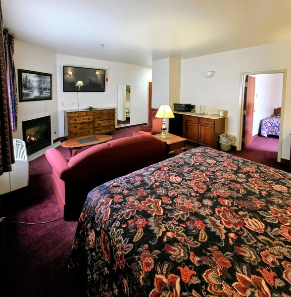 Deluxe Double Room Family Suite w/Fireplace - Non Pet Friendly Photo 1