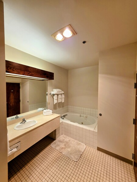 Deluxe Double Room Family Suite w/Fireplace - Non Pet Friendly Photo 2