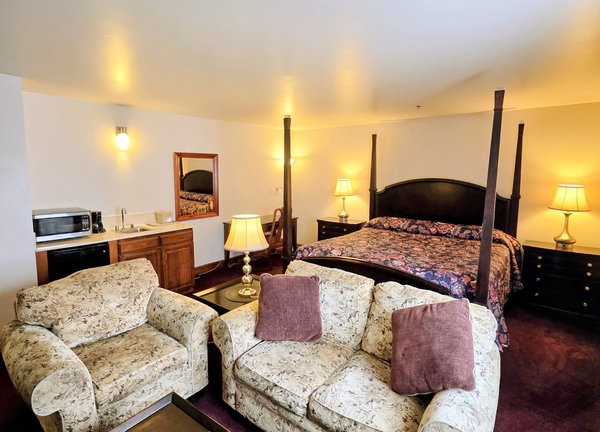 Deluxe King Suite-Four Poster Bed w/Fireplace - Non Pet Friendly Photo 1