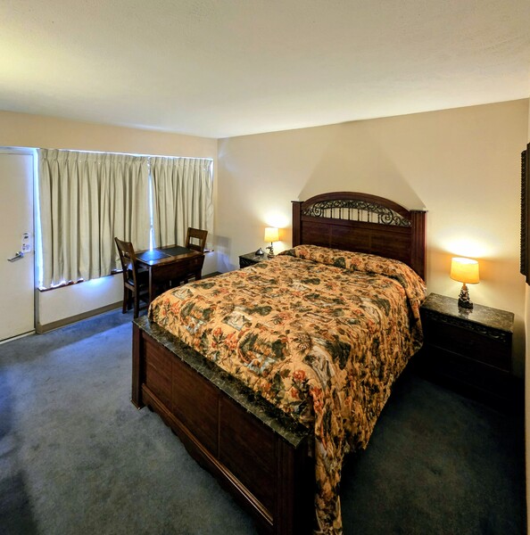 Queen Signature Room Photo 1