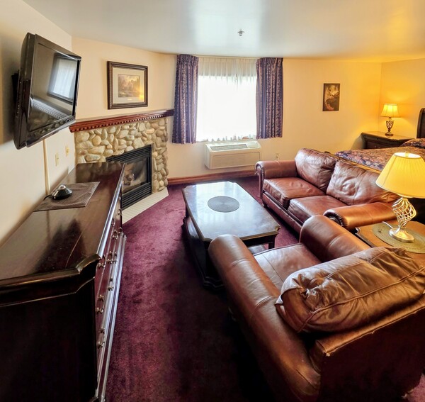 Deluxe King Suite-Sleigh bed w/Fireplace - Non Pet Friendly Photo 2